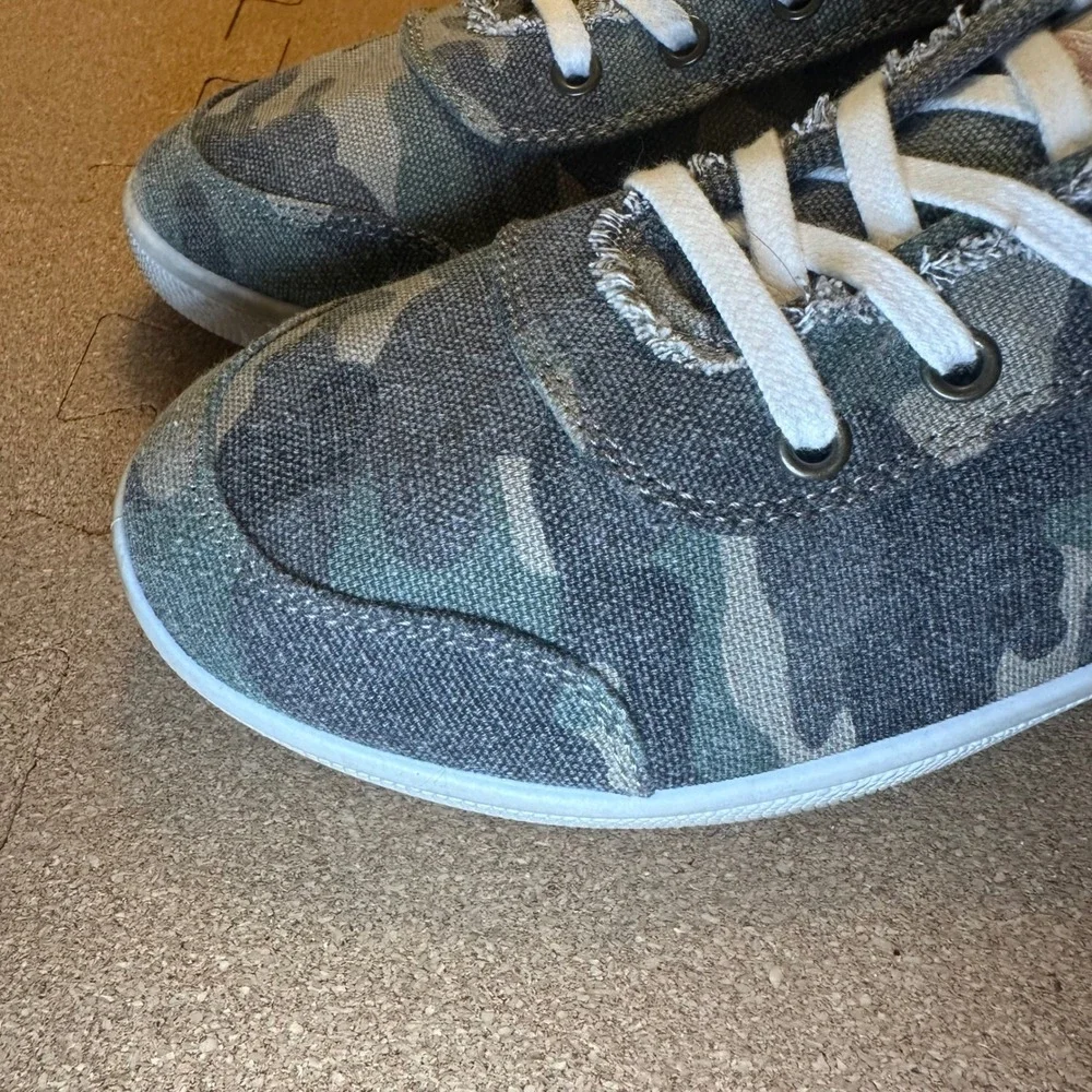 Skechers smoke free